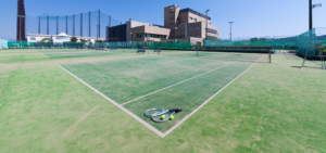 ゴルフ練習場やテニスコートなどのスポーツ施設を併設するホテル