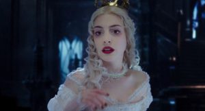 白の女王ミラーナ(アン・ハサウェイ)