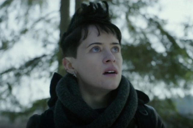 クレア・フォイ 蜘蛛の巣を払う女